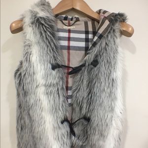 Vest faux fur, over the layers, gray with hoodie